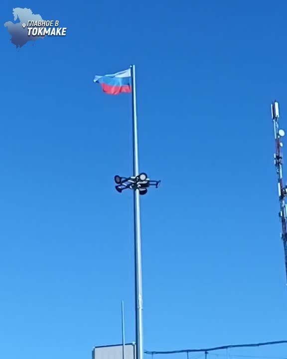 В преддверии Президентских выборов пензенские шефы обновили флаг на главной площади Токмака