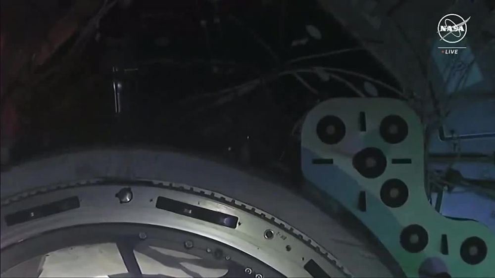 ����������� ������� Crew Dragon � ������������� ��������, � ������� �������� ���� � ���������� ���������, ������������� � ���