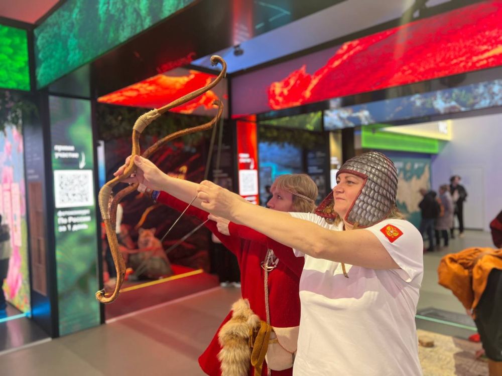 Посол гостеприимства Запорожской области - Елена Фролова в павильоне D на ВДНХ пробует себя в роли скифского воина