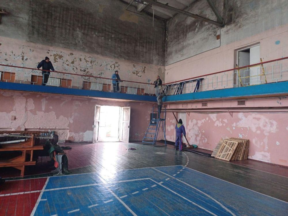 Пензенские подрядчики приступили к ремонту спортзала Дворца спорта в Токмаке