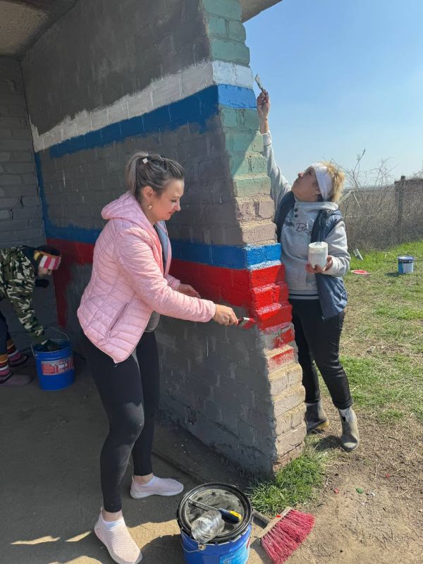 Сегодня в рамках стартовавшего на территории Токмакского муниципального округа месячника по благоустройству, санитарной очистке и озеленению в селе Новогорьевка провели субботник