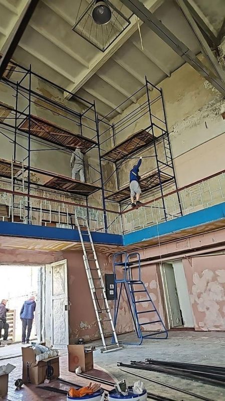 Пензенцы наполовину завершили подготовительный этап ремонта спортзала Дворца спорта в Токмаке