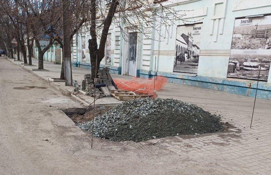 Пензенские подрядчики приводят в порядок территории после ремонта водопровода в Токмаке