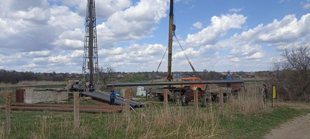 На артезианской скважине в Токмаке начали монтаж обсадной трубы