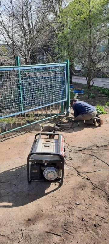 Пензенцы отремонтировали ворота в токмакском детсаду «Журавленок»