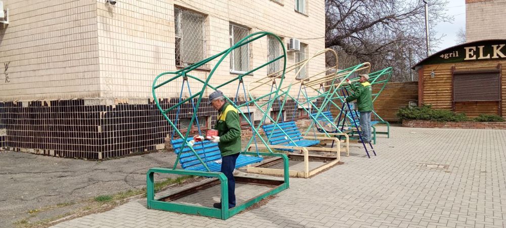Сотрудники муниципального предприятия «УК «Контакт» отремонтировали и покрасили качели, что на центральной площади в Токмаке