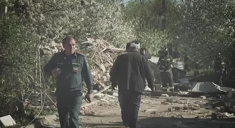 Родион Мирошник: Больше суток уже продолжается разбор завалов на месте удара нанесенного украинскими неонацистами по жилым домам в Токмаке Запорожской области