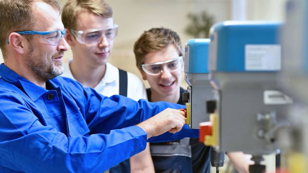 Алексей Лысов: Правительство утвердило постановление об увеличении выплат за классное руководство и кураторство