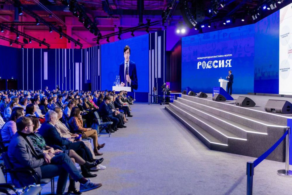 Алексей Лысов: В России будет создано 12 флагманских школ с передовыми технологиями обучения во всех федеральных округах к 2030 году