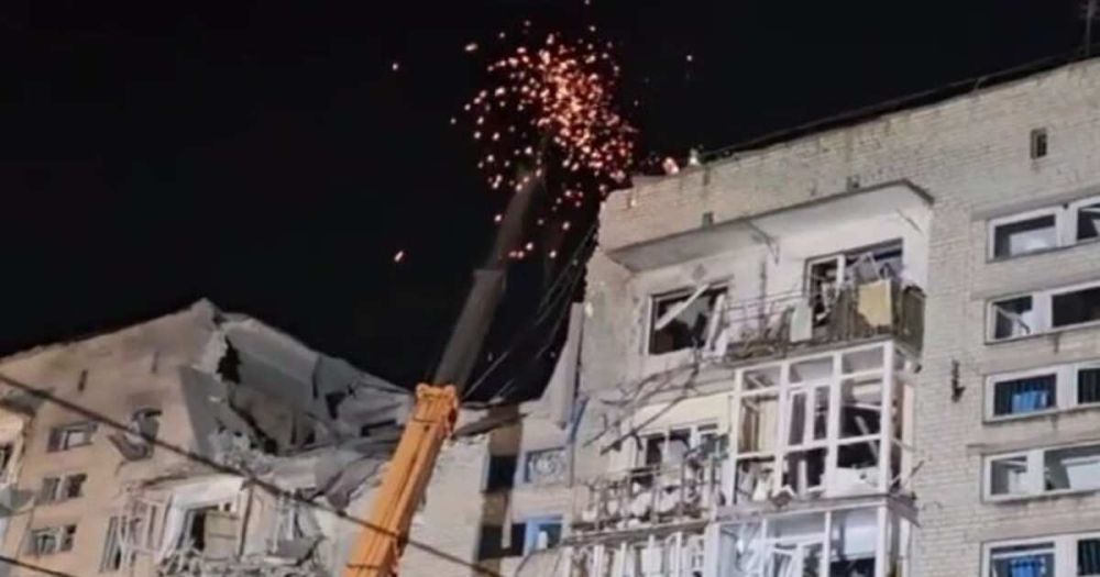 Под завалами обстрелянного ВСУ дома в Токмаке могут находиться люди