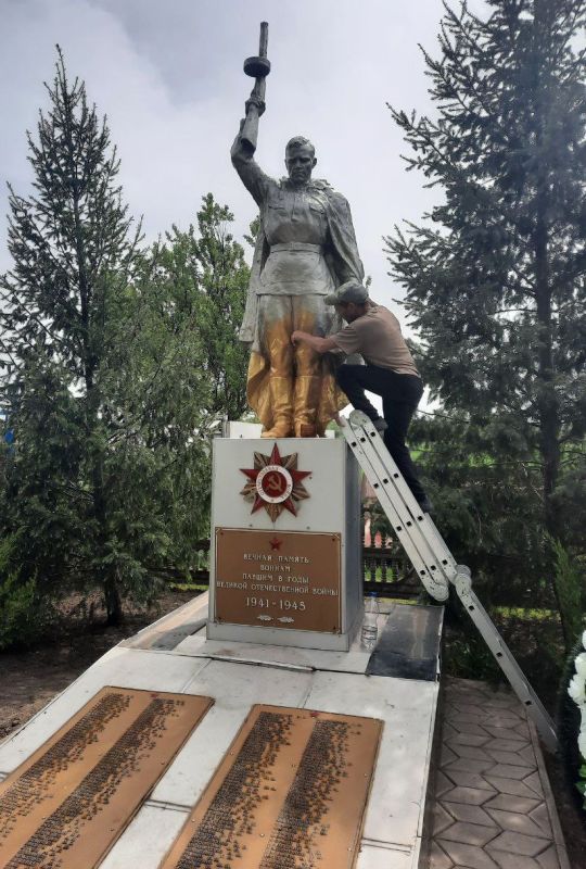 В рамках Месячника по благоустройству на уборку общественных территорий родного села сегодня вышли жители с.Любимовка Долиновской группы сёл Токмакского муниципального округа