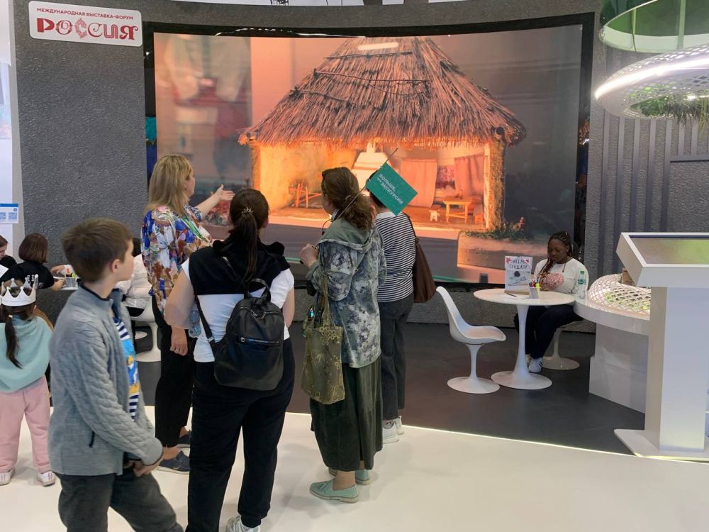 Представитель Министерства спорта и туризма Запорожской области Елена Фролова провела экскурсию для посетителей выставки-форума "Россия" на ВДНХ в Москве