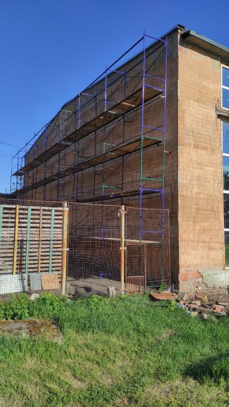 Скоро в Токмаке на здании Дворца спорта не останется старой фасадной плитки