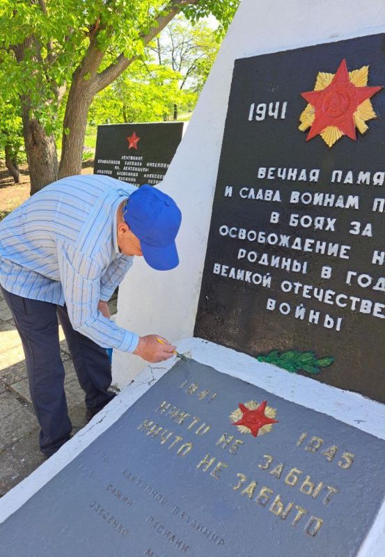 В преддверии Дня Победы сотрудники Токмакской СОШ №4 приняли активное участие в проведении ремонтных работ на памятниках военной истории нашего города