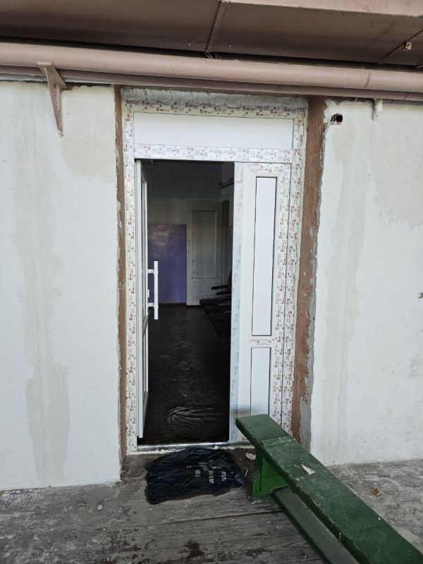 Во Дворце спорта Токмака смонтированы новые дверные конструкции