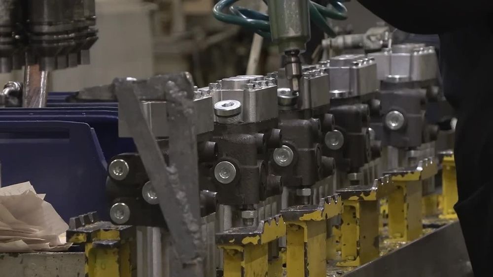 Олег Царёв: А у нас в Запорожье…. Заводы АО «Гидросила» в Мелитополе второй год работают в хорошем рабочем темпе: гидравлические распределители и гидроцилиндры производятся, люди получают зарплату, молодежь приходит на практику