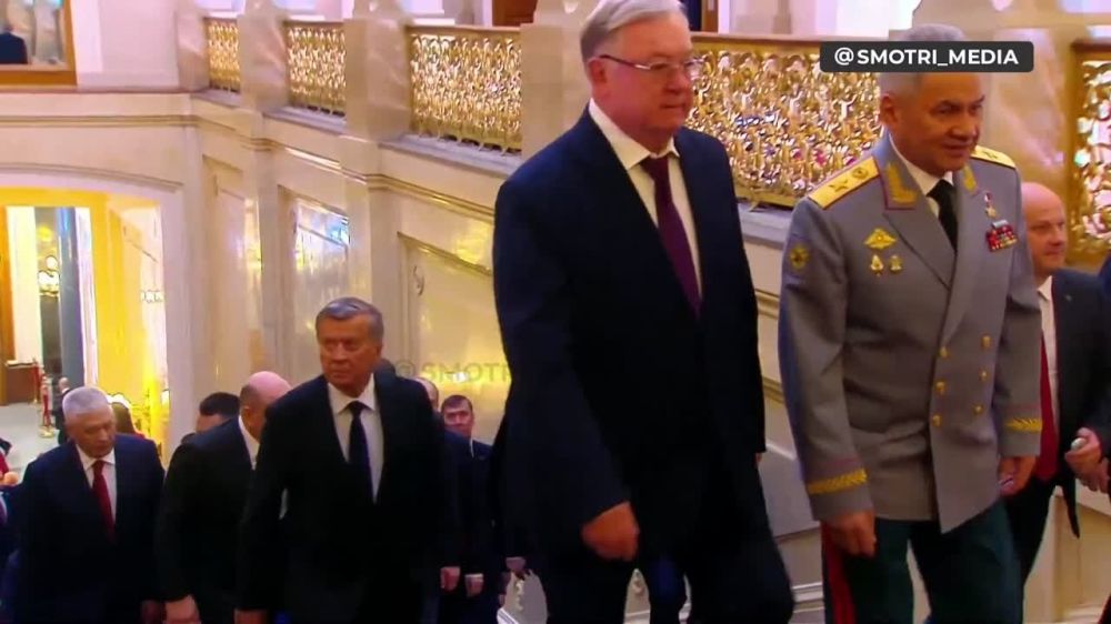 До инаугурации осталось менее 30 минут, большинство гостей уже в сборе