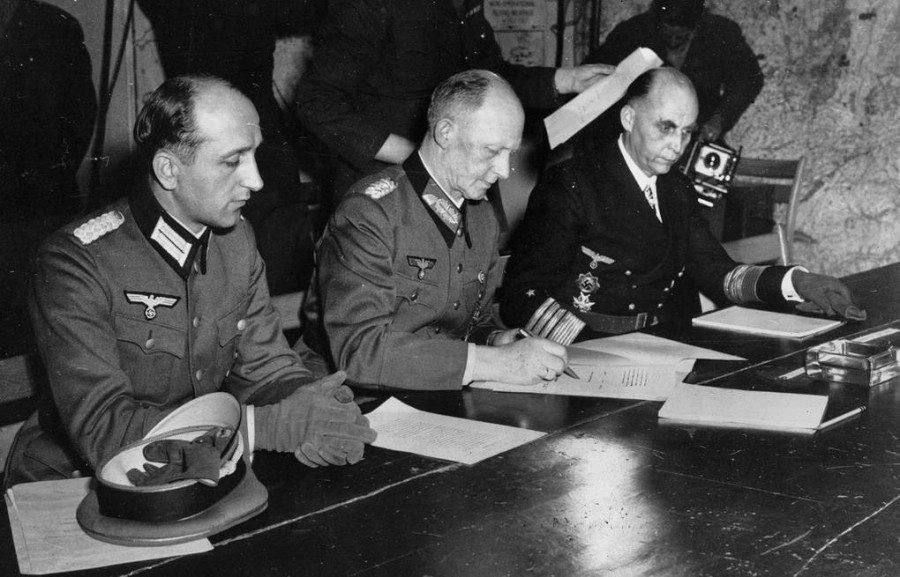 ������ �������: 8 ��� 1945 ���� �������� ������������� ��� � �������������� ����������� ���������� �������� � �� ����������� ���