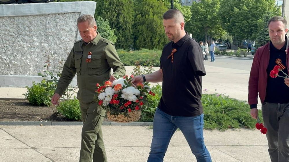 Пензенцы возложили цветы к Памятнику воинам - героям в Токмаке