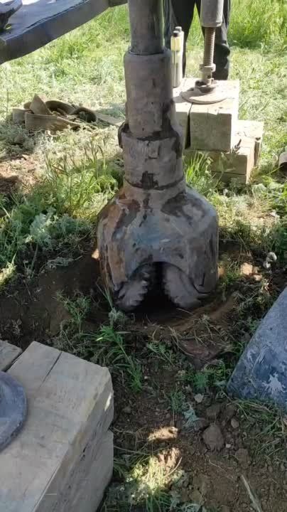 Первые метры пробурены на артезианской скважине № 2 в Токмаке