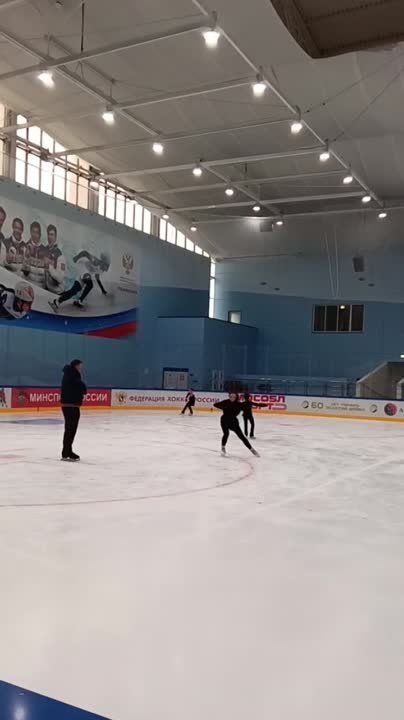 Спортсменки из Мелитополя направились на учебно-тренировочные сборы по фигурному катанию в Московскую область