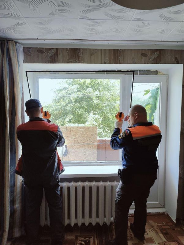 Пензенцы помогли восстановить остекление в доме на улице Куйбышева в Токмаке