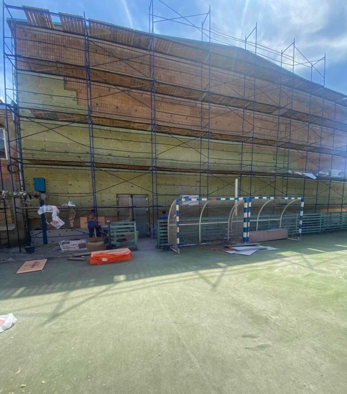 Работы по утеплению фасада Дворца спорта в Токмаке завершены наполовину