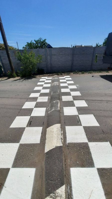 В Мелитополе продолжаются работы по маркировке на покрытии автомобильных дорог