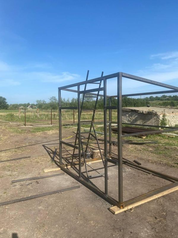 На территории артезианской скважины №1 в Токмаке монтируют хозблок