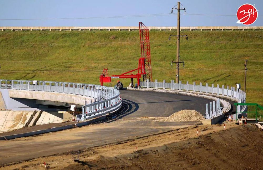 На сухопутном маршруте в Крым через новые регионы в преддверии курортного сезона идет активная реконструкция