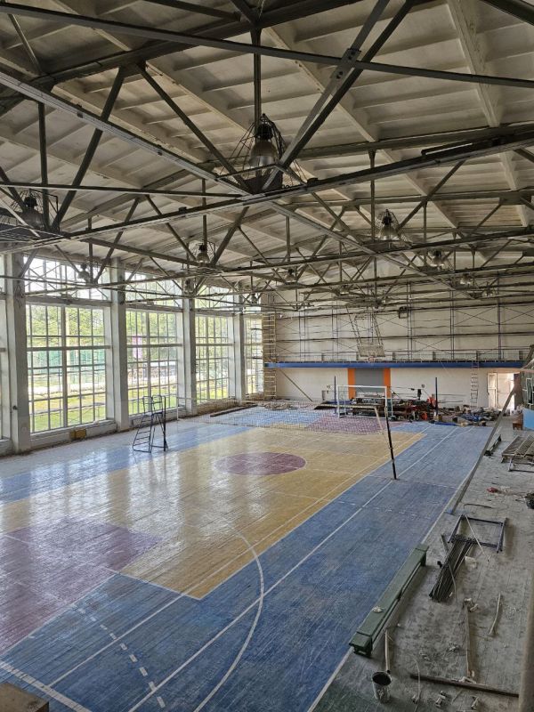 Во Дворце спорта Токмака приступили к покраске потолка в спортивном зале