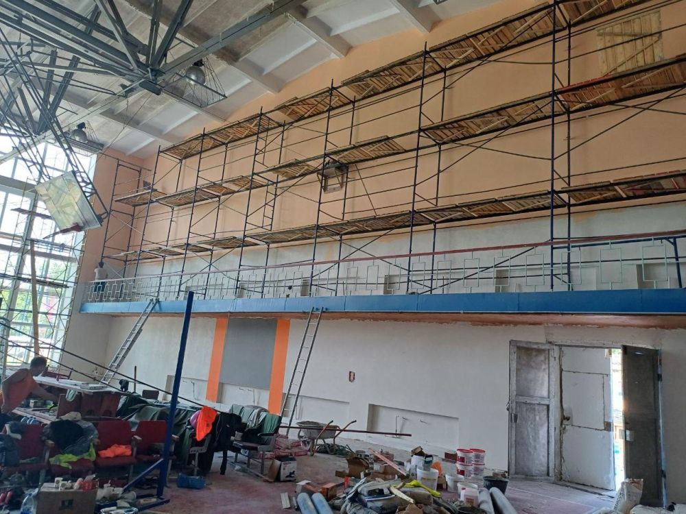 Во Дворце спорта Токмака приступили к покраске стен