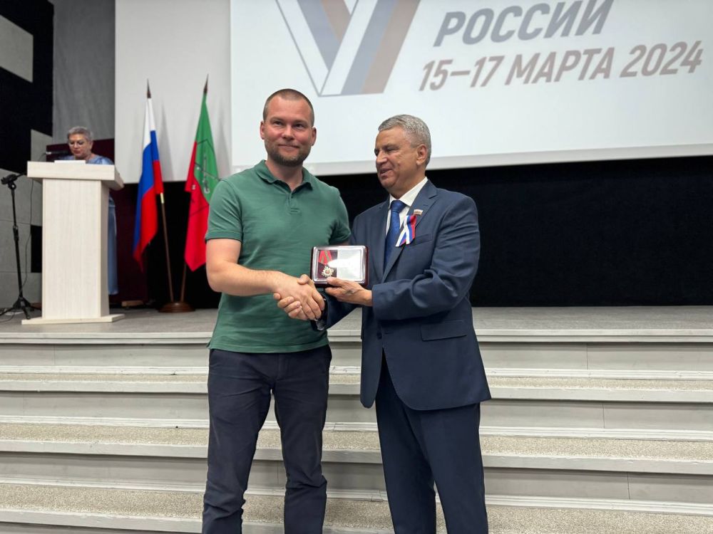 Медалью Ордена "За заслуги перед Запорожской областью" Губернатор Запорожской области Евгений Балицкий наградил председателей территориальных избирательных комиссий и работники Аппарата Избирательной комиссии Запорожской области