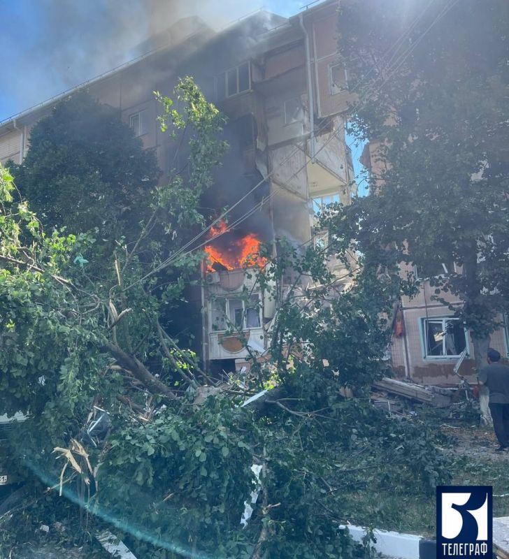 Три человека пострадали при обрушении подъезда многоквартирного дома в Шебекино из-за обстрела ВСУ