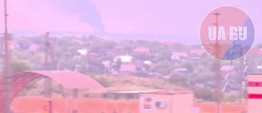 Пожар на нефтяном терминале в Азове Ростовской области продолжается