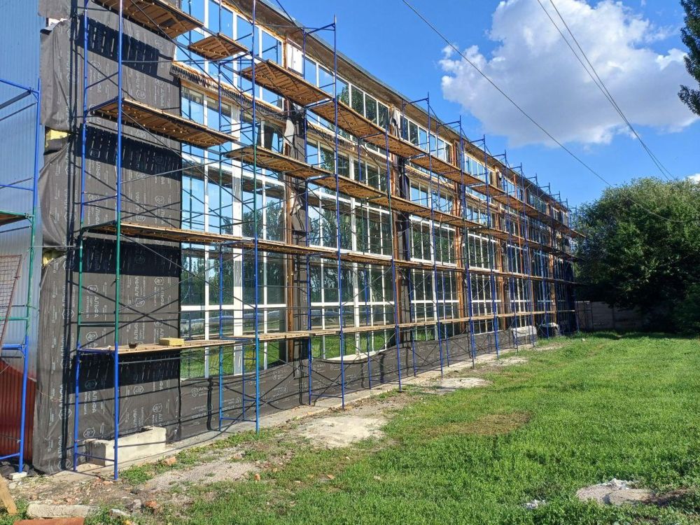 Завершено утепление фасада здания Дворца спорта в Токмаке