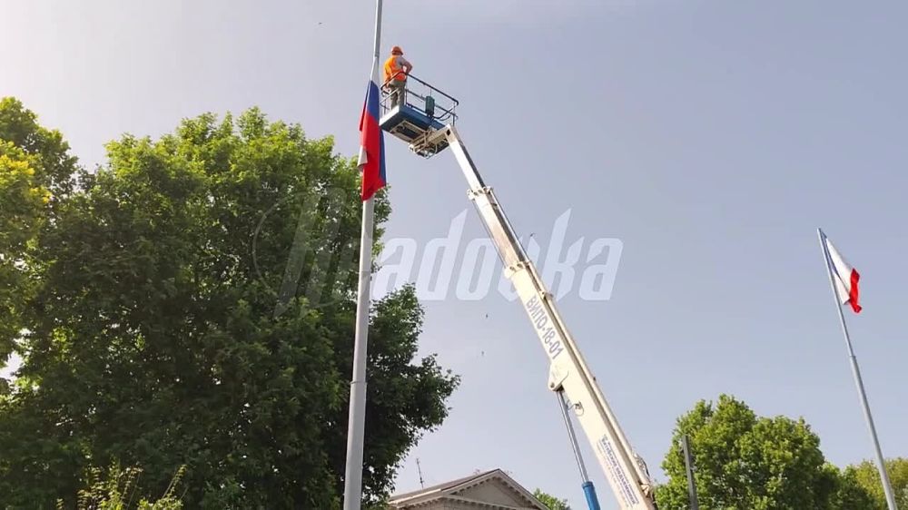 В Севастополе спустили флаги в память о жертвах вчерашнего удара ВСУ