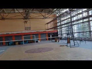 Строители закончили покраску стен спортзала во Дворце спорта Токмака