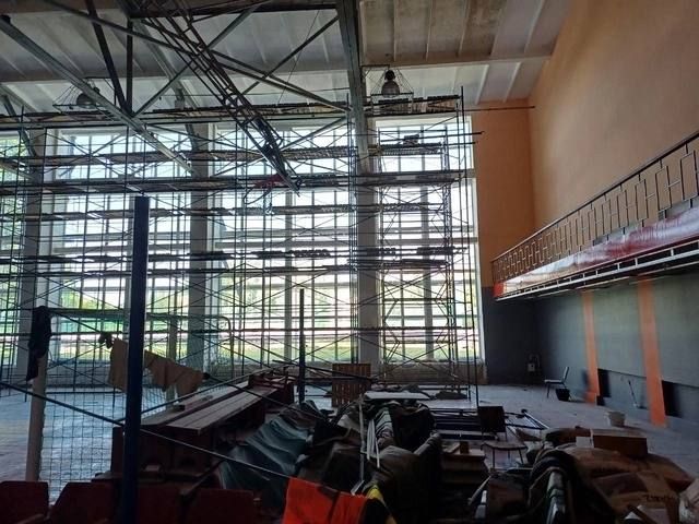 Строители закончили покраску стен спортзала во Дворце спорта Токмака