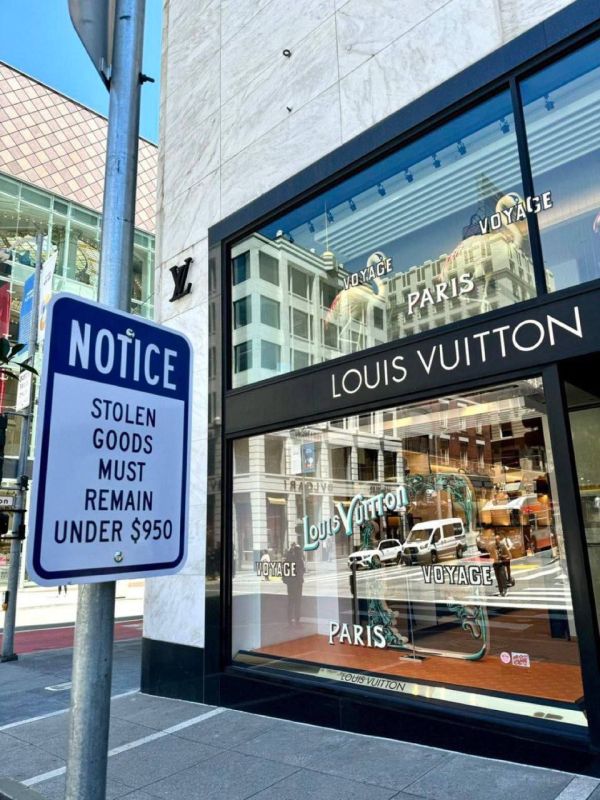 ������ �������: ��������������, ����������� � �������� Louis Vuitton � ���-���������, ������������ �����, ��� ����� ���������� ��� ���� ����� ����� �� ������ ��������� $950