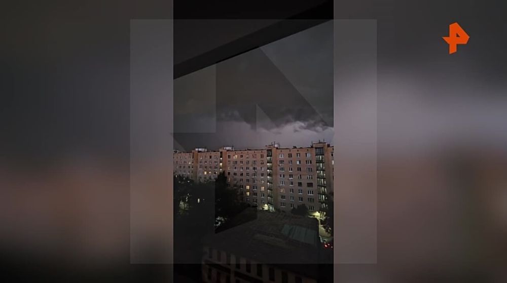Страшно красиво: на кадрах — апокалиптическая Москва, где бушует гроза и ливень