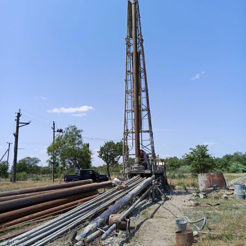 Пензенские подрядчики завершили монтаж обсадной трубы на артезианской скважине №20 в Токмаке