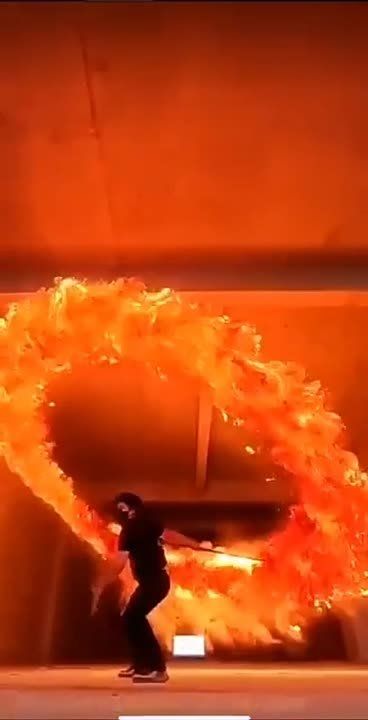 Фанат самураев создал настоящую огненную катану — даже Илон Маск заценил эпик