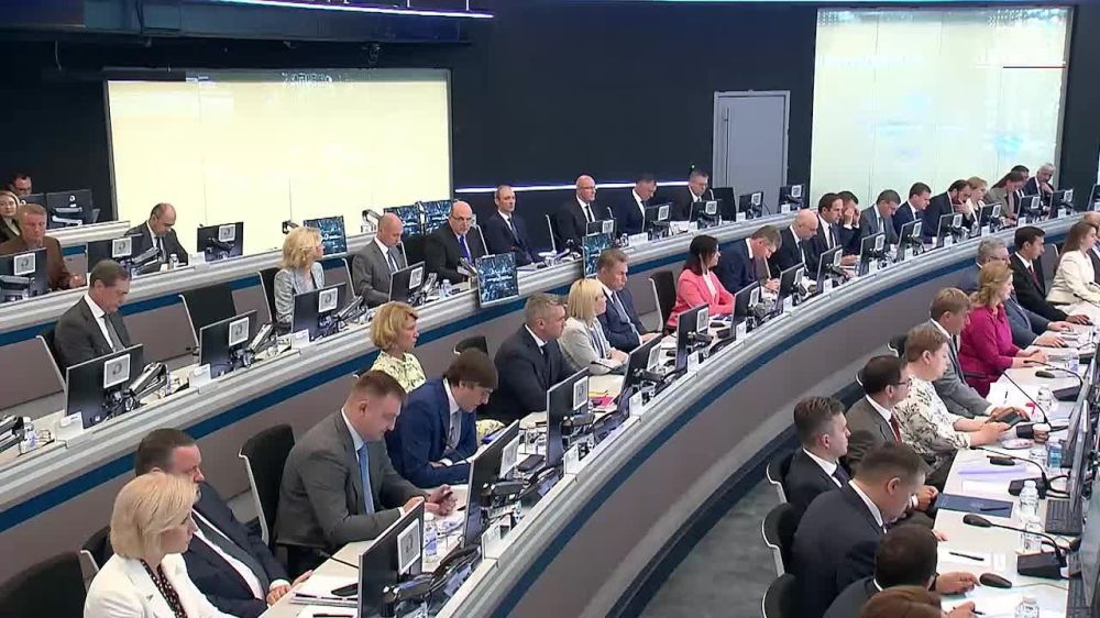 Михаил Мишустин провел стратсессию по нацпроектам «Молодежь и дети» и «Семья»