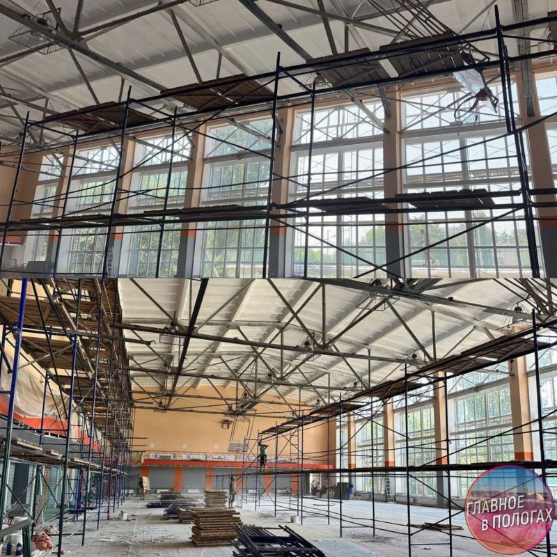 В Токмакском Дворце спорта покрасили потолок — спортивное учреждение готовят к новому учебному году