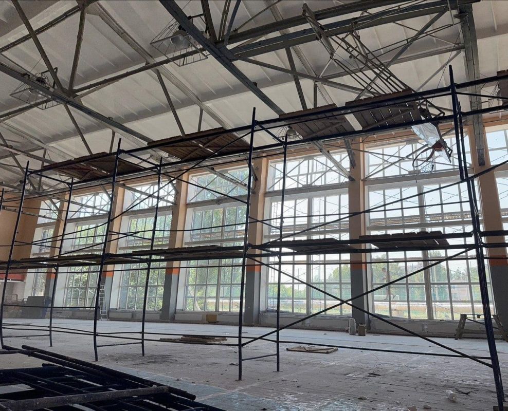 Во Дворце спорта Токмака завершена покраска потолка