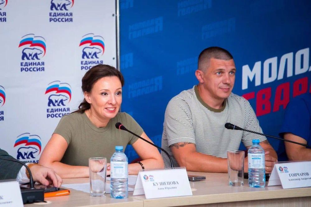 В ДНР и ЛНР, Запорожской и Херсонской областях открыли центры финансово-юридических консультаций, чтобы каждый житель воссоединённых регионов мог получить необходимую помощь