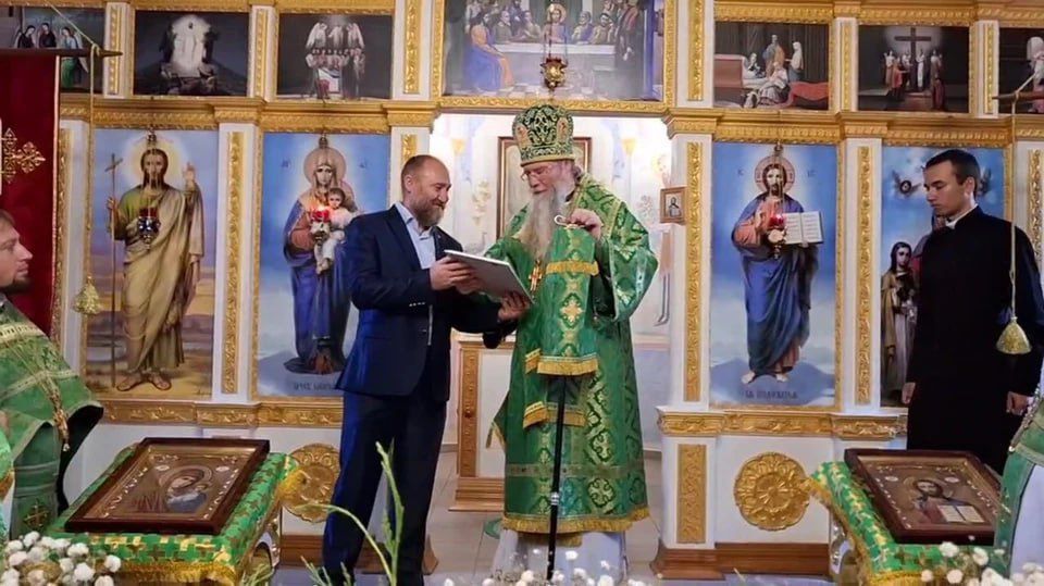 Епископ Бердянский и Приморский Феодор провел первое архиерейское богослужение в Мелитополе, сообщается в телеграм-канале законодательного собрания Запорожской области