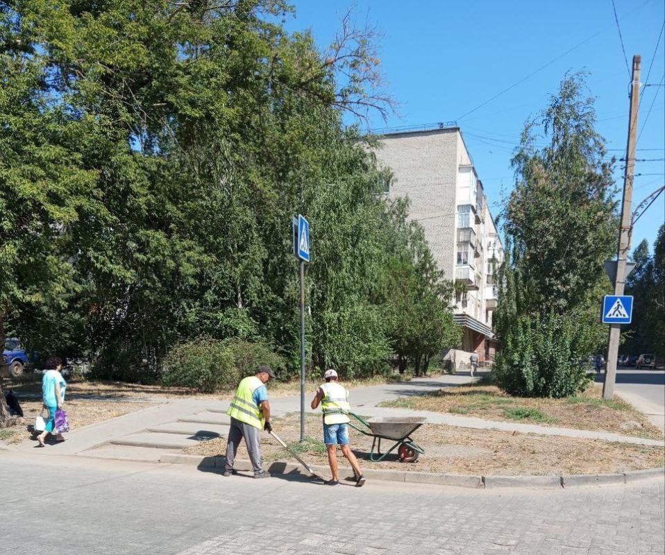 В ежедневном режиме сотрудники муниципального предприятия «УК «Контакт» выполняют целый комплекс работ по благоустройству Токмака