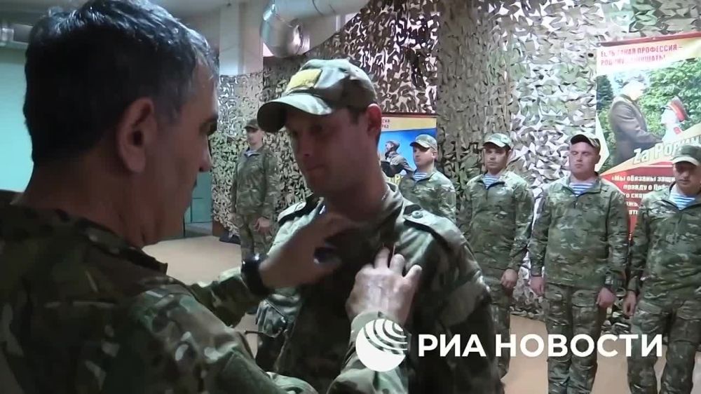 Замминистра обороны России Евкуров наградил военнослужащих ВДВ в зоне спецоперации, сообщает Минобороны